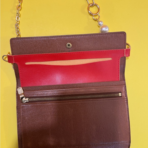 This is a strap chain unbranded for Updated wallets the flower is available now - Picture 5 of 7